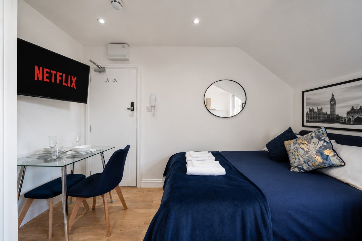 Flat Valnay Street in Greater London
