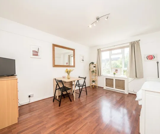 Room Cumberland Street in City of Westminster