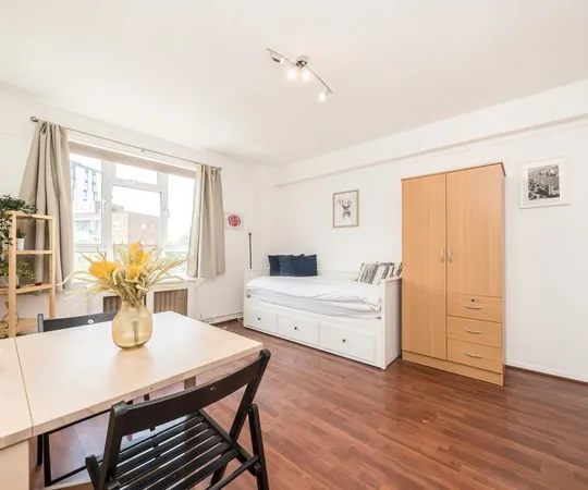 Room Cumberland Street in City of Westminster