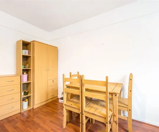 Room Cumberland Street in City of Westminster