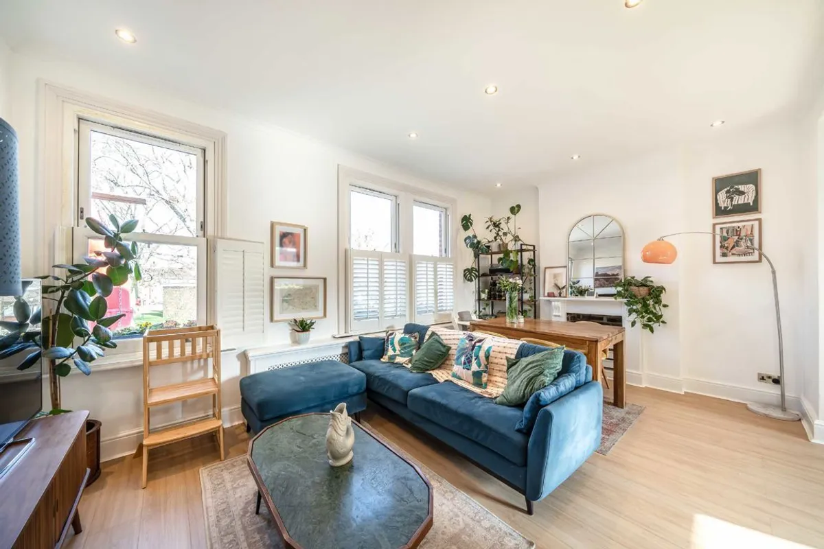 Flat Aboyne Road in Greater London
