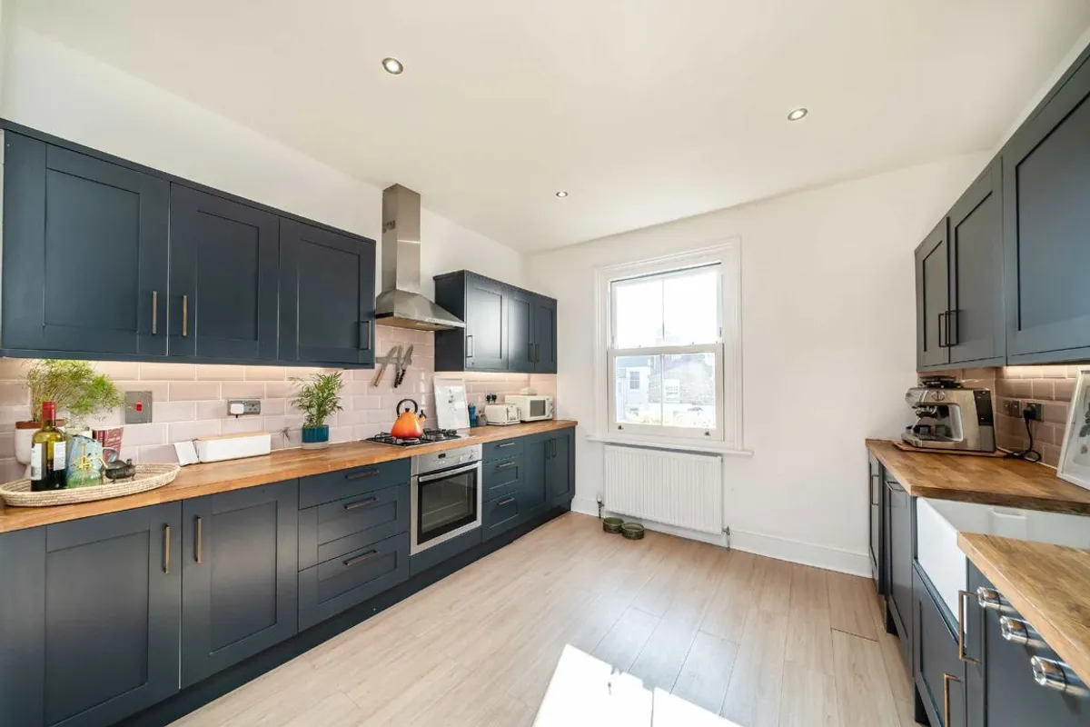 Flat Aboyne Road in Greater London