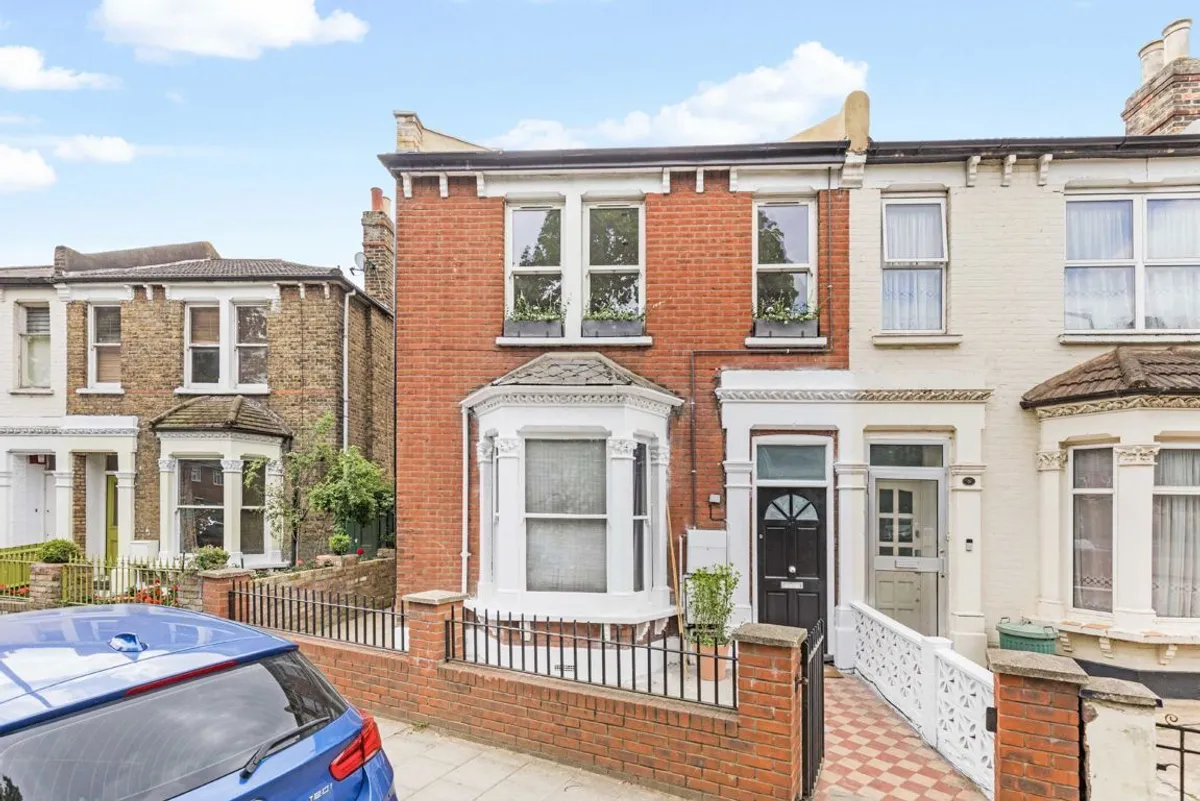 Flat Aboyne Road in Greater London