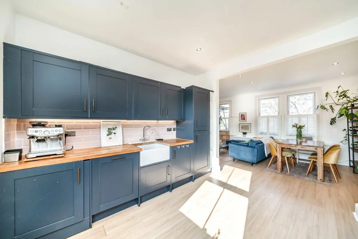 Flat Aboyne Road in Greater London