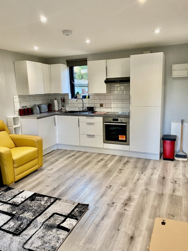 Flat Firhill Road in Greater London
