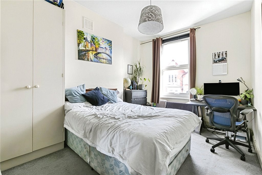Flat Byrne Road in Greater London
