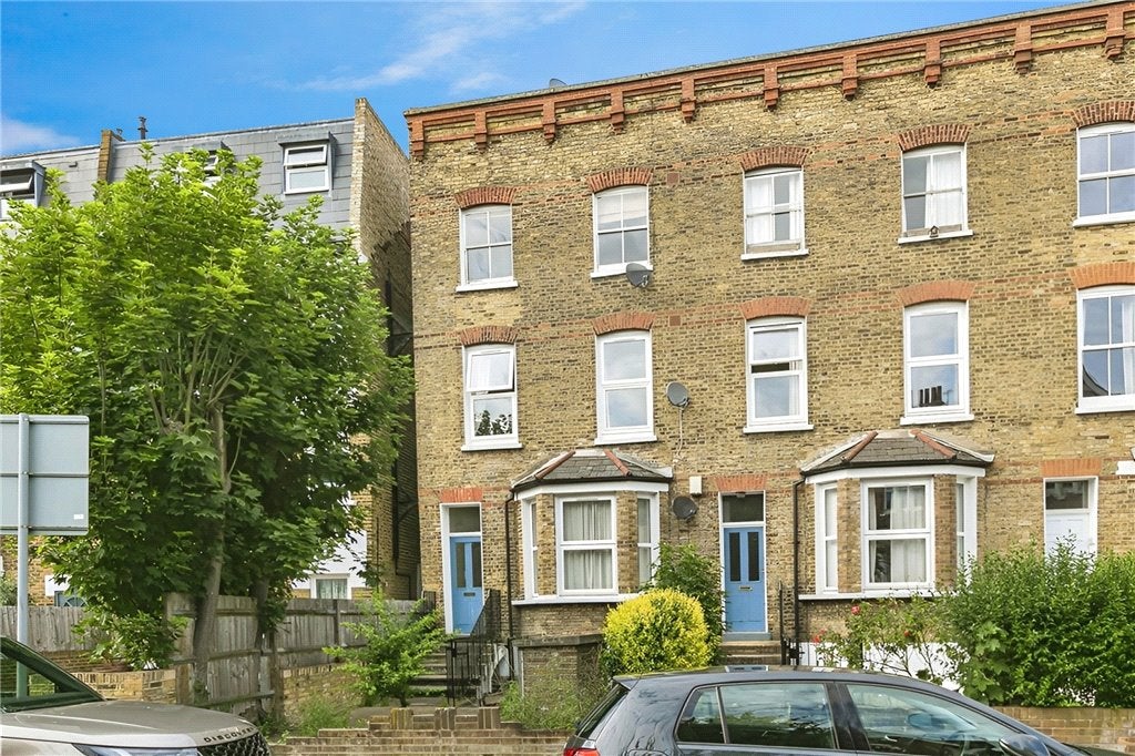 Flat Byrne Road in Greater London