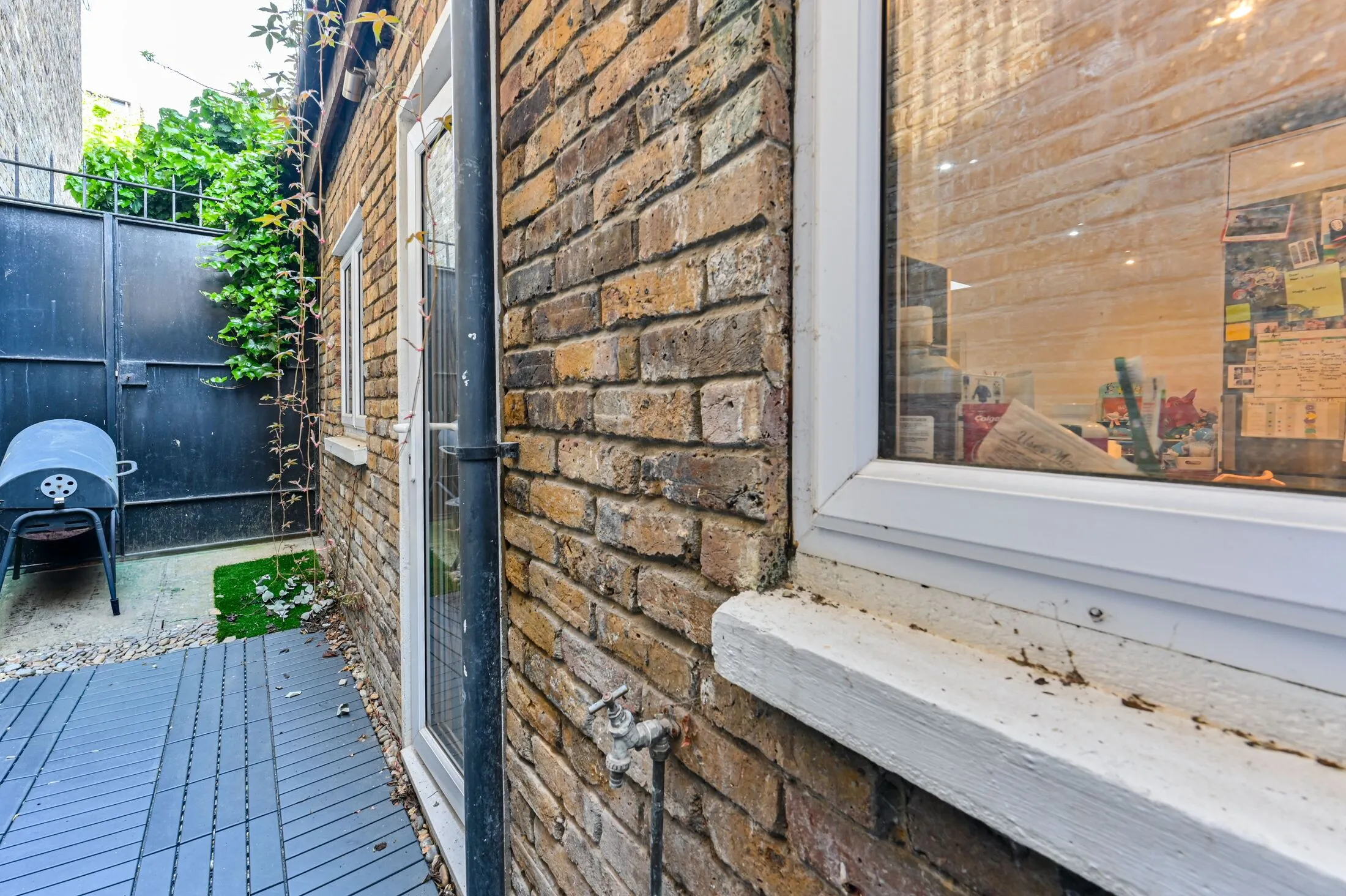 Flat Radipole Road in Greater London