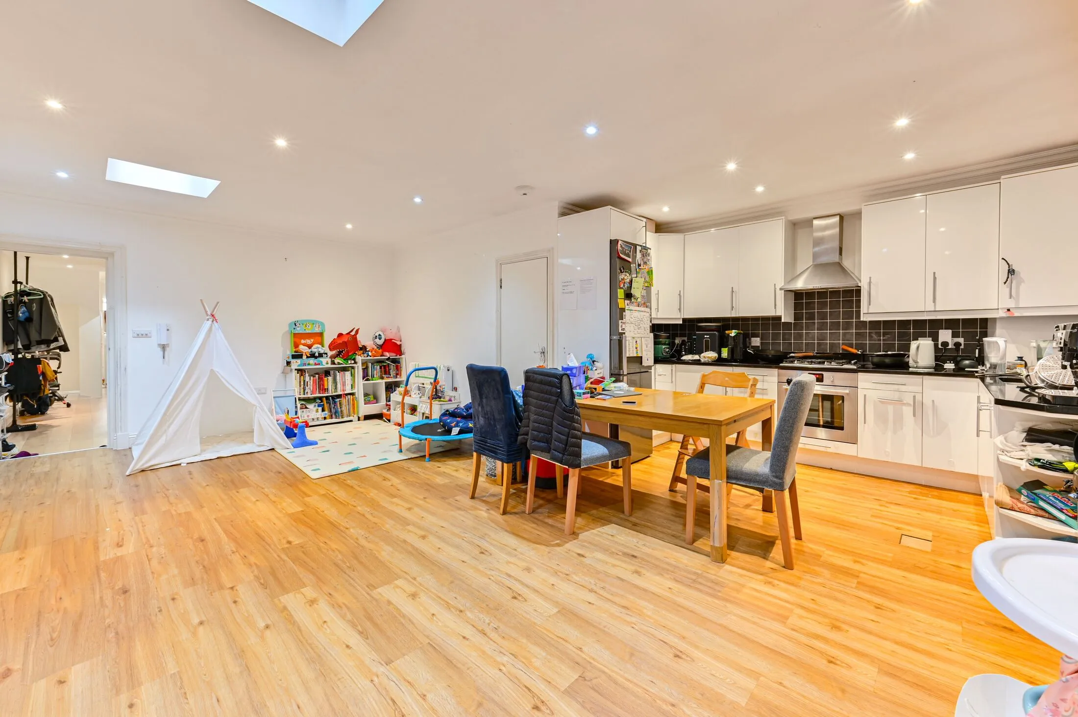 Flat Radipole Road in Greater London