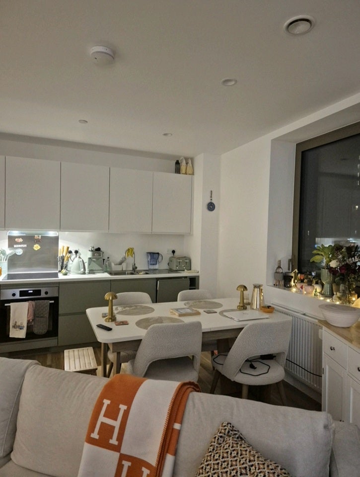 Room Station Road in Greater London