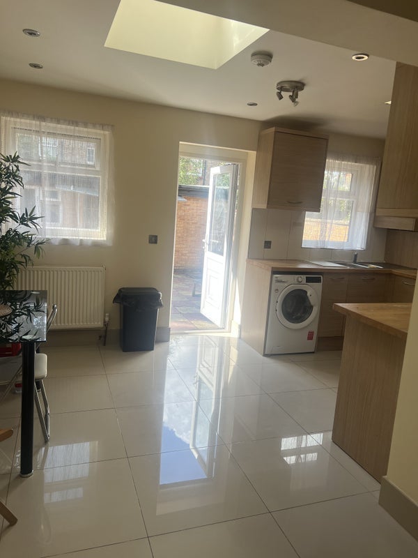 Room Farrant Avenue in Greater London