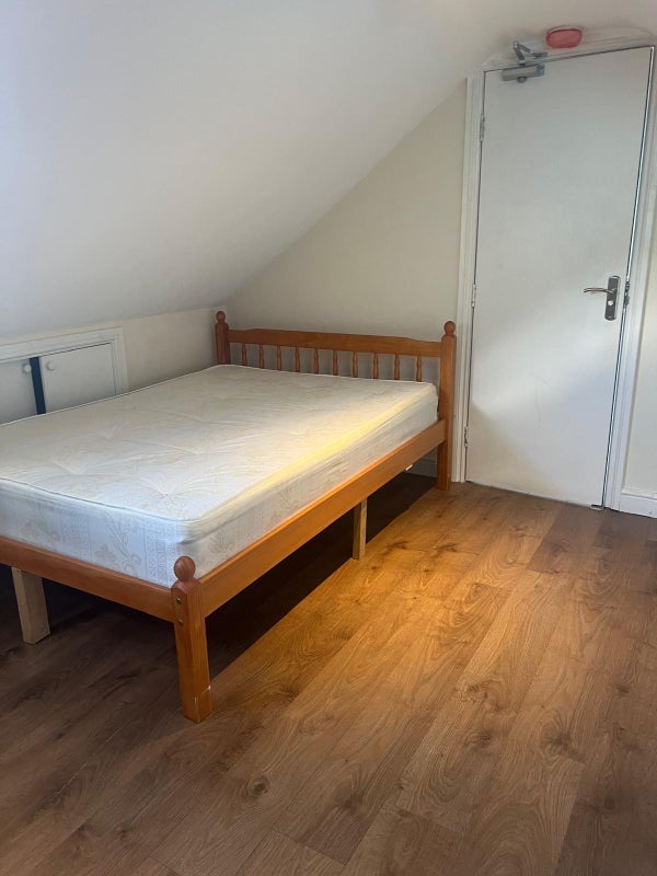 Room Farrant Avenue in Greater London