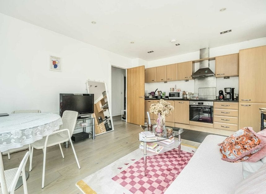 Flat Bridle Mews in Greater London