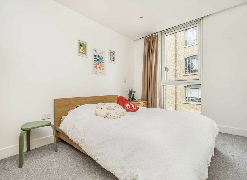 Flat Bridle Mews in Greater London