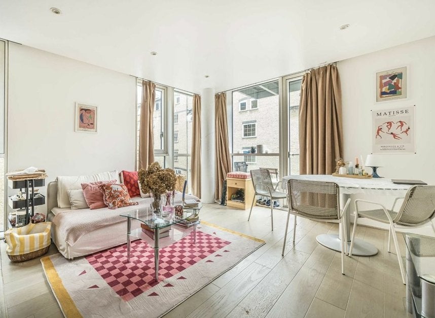 Flat Bridle Mews in Greater London