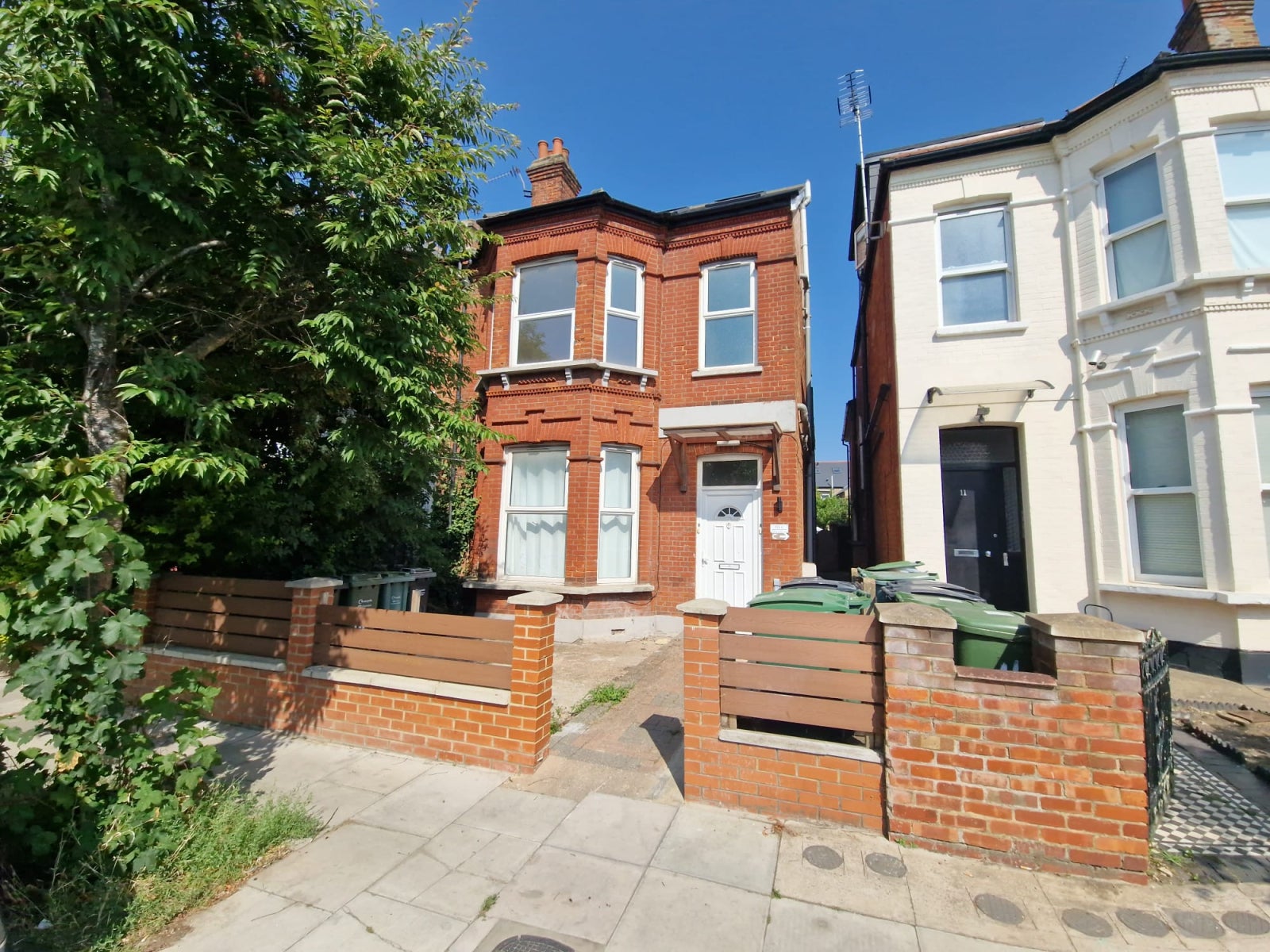 Flat Richborough Road in Greater London