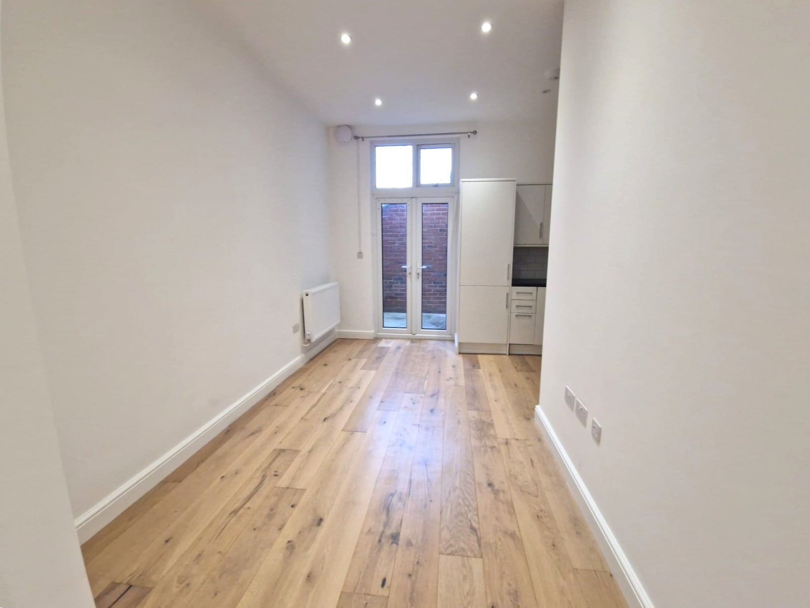 Flat Richborough Road in Greater London