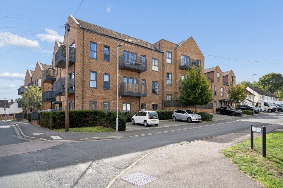 Flat Ferndown Road in Three Rivers