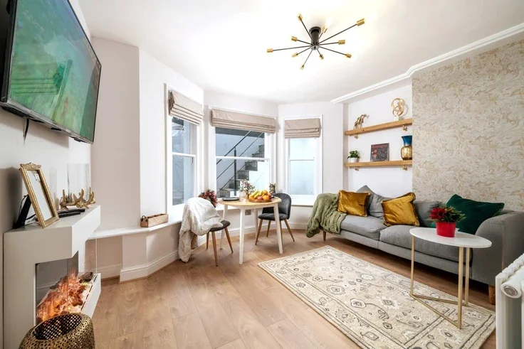 Flat Comeragh Road in Greater London
