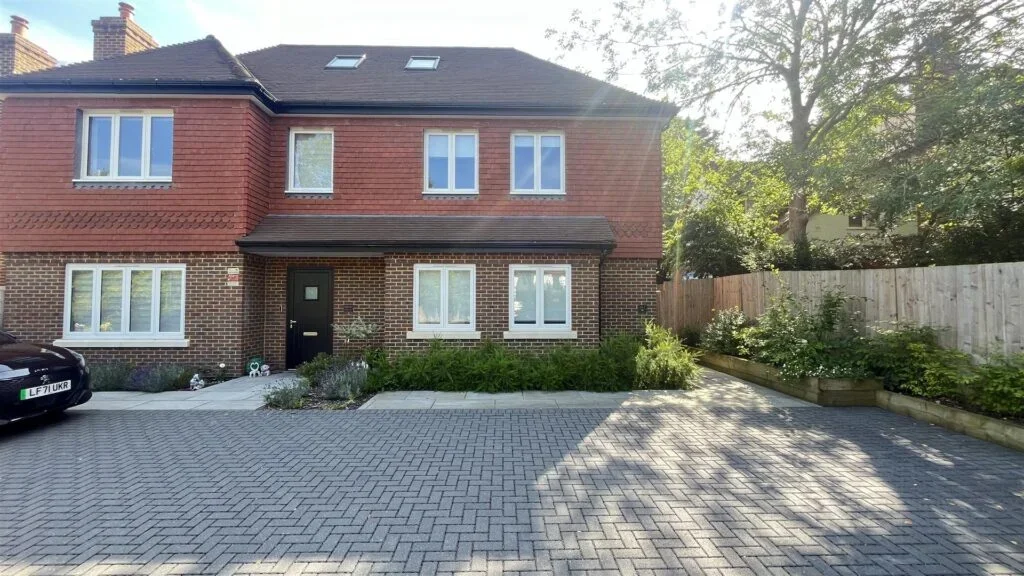 House Burdon Lane in Greater London