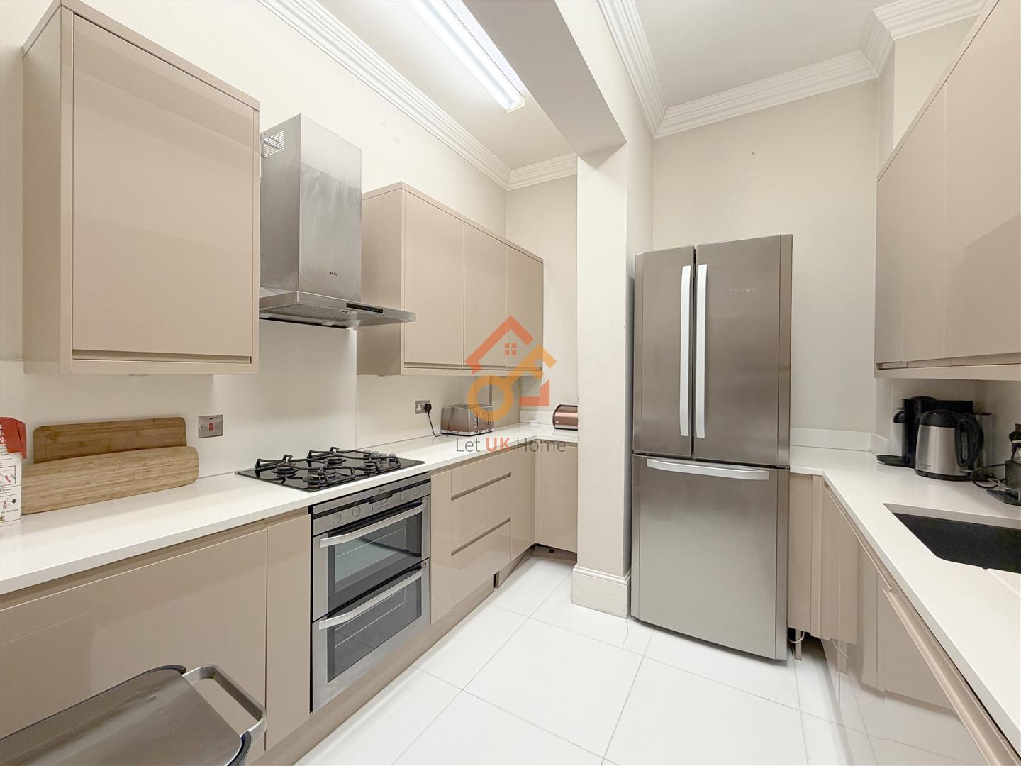 Flat Kensington High Street in Greater London