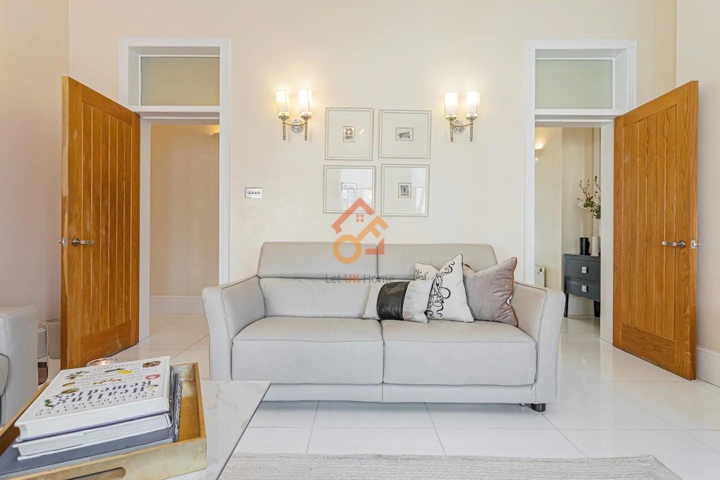 Flat Kensington Court in Greater London