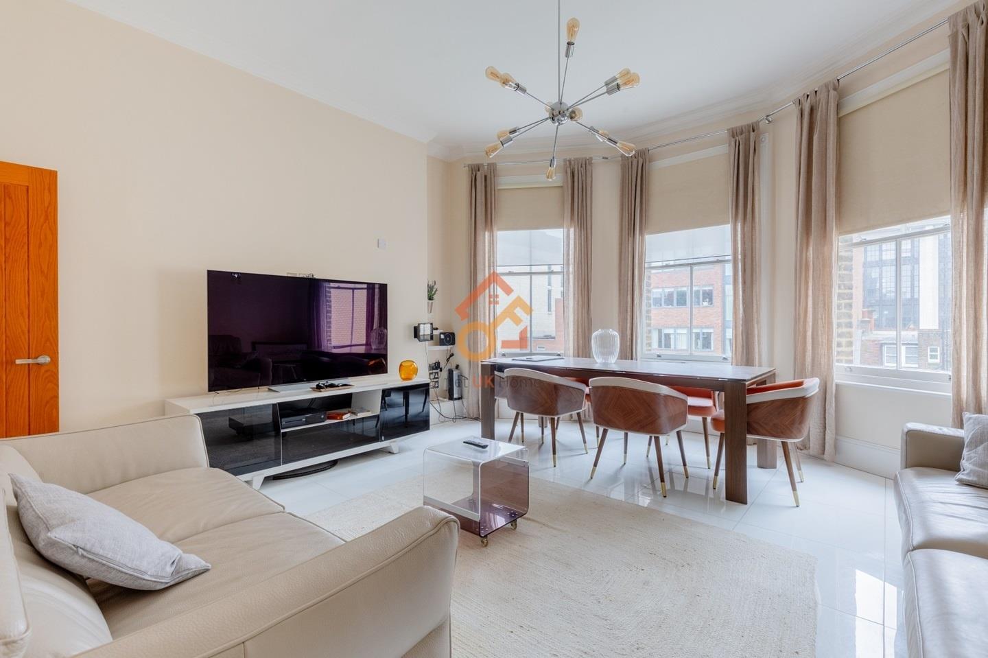 Flat Kensington Court in Greater London