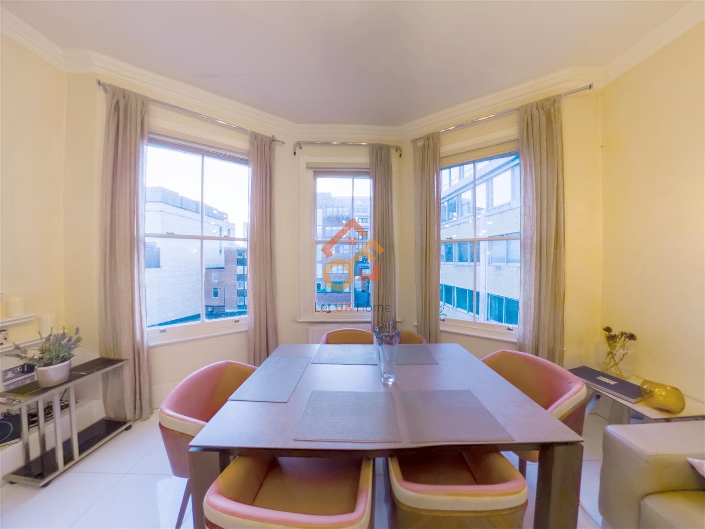 Flat Kensington High Street in Greater London