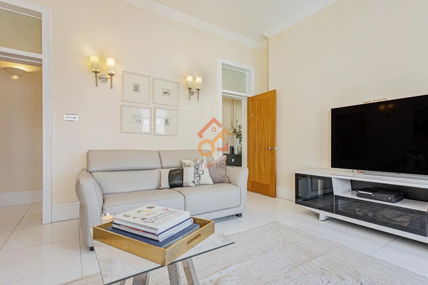 Flat Kensington Court in Greater London