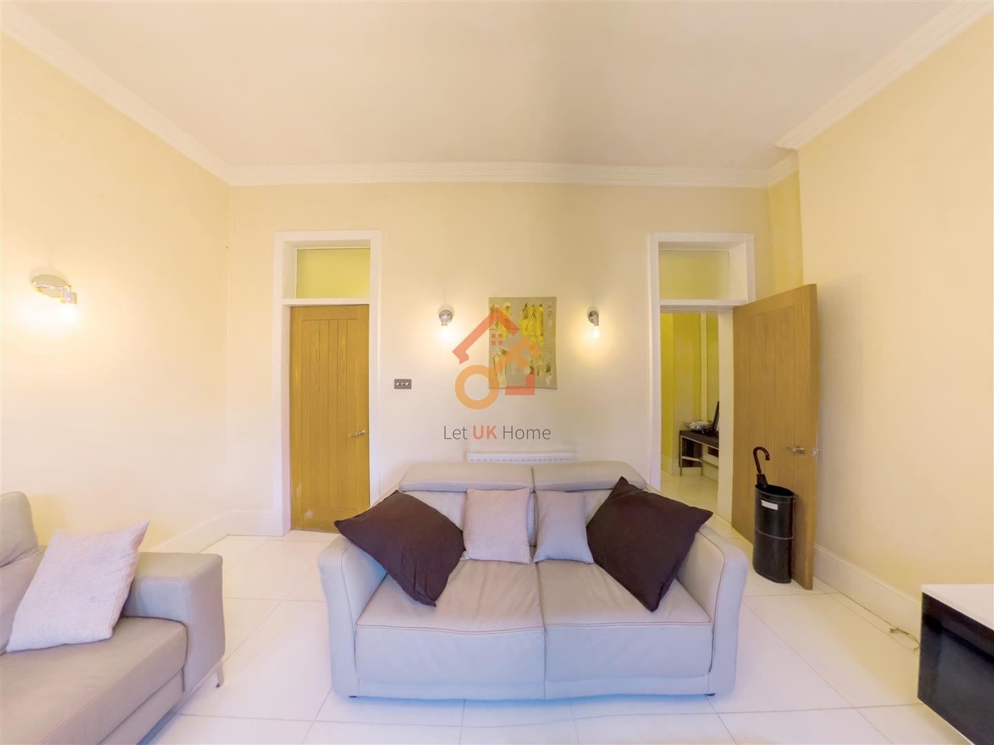 Flat Kensington High Street in Greater London