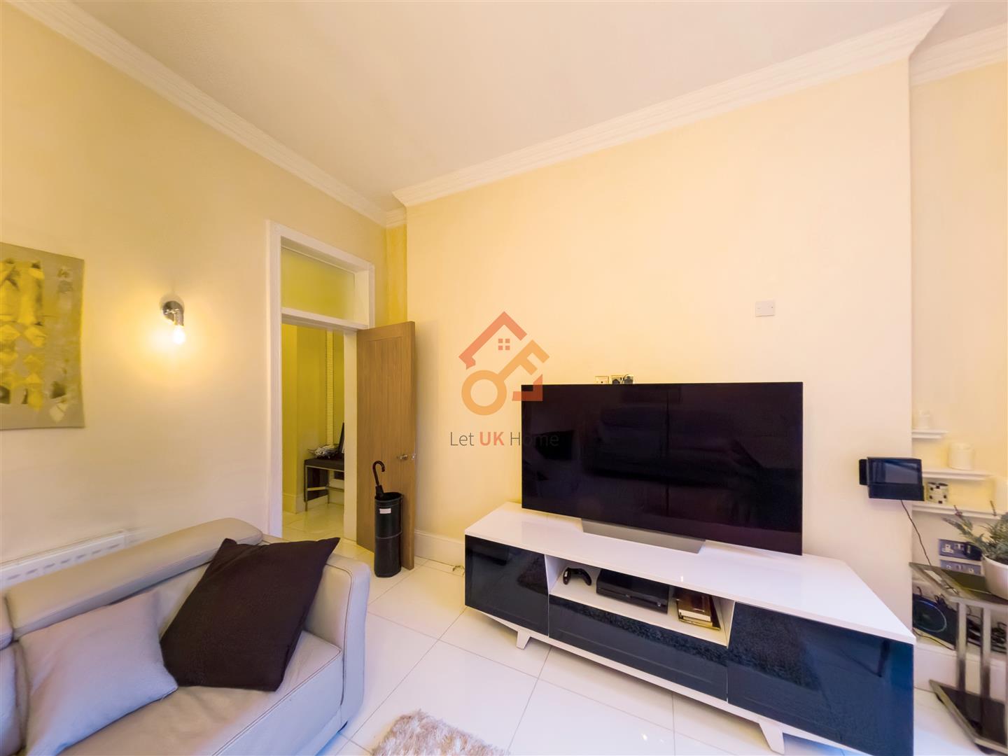 Flat Kensington High Street in Greater London