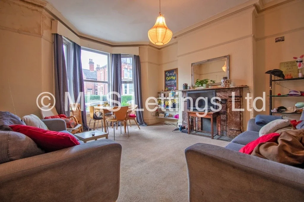 Flat Regent Park Avenue in Leeds