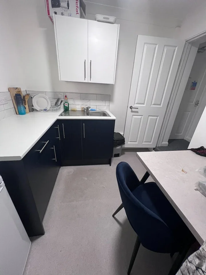 Room Denmark Road in Greater London