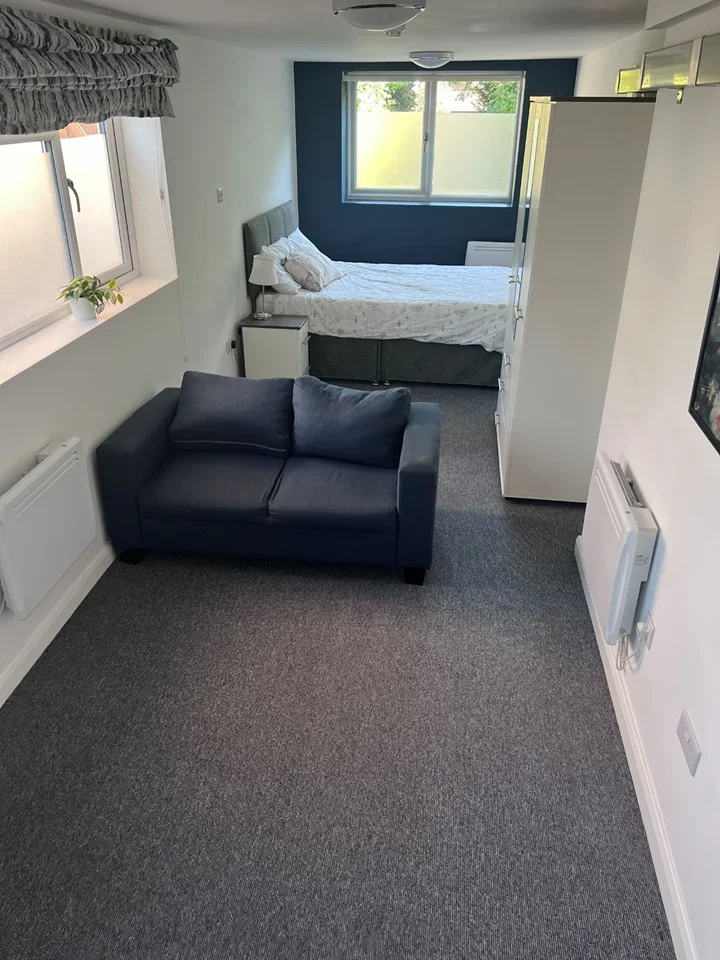 Room Denmark Road in Greater London