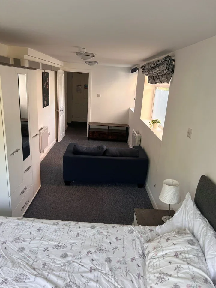Room Denmark Road in Greater London