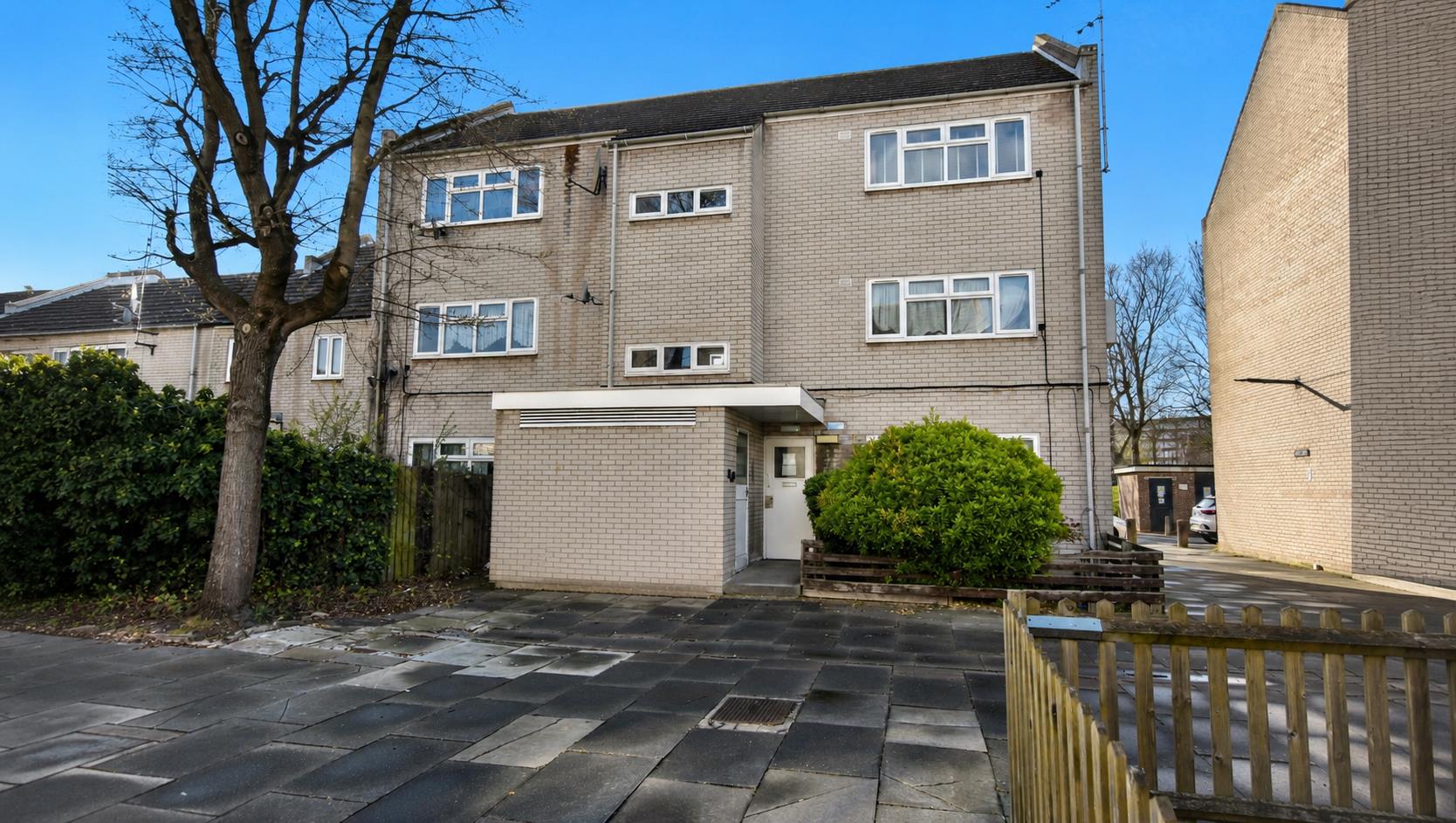 Flat Poplar Place in Greater London