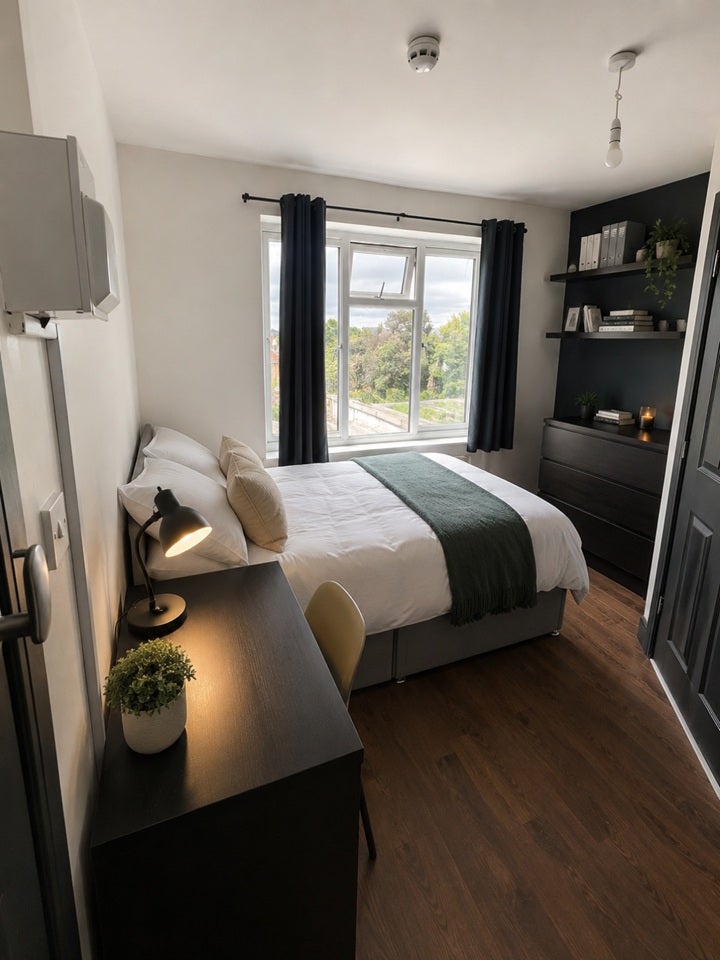 Room Warland Road in Greater London