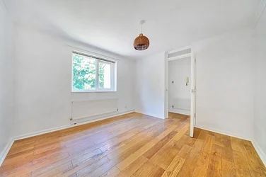 Flat Gorse Close in London