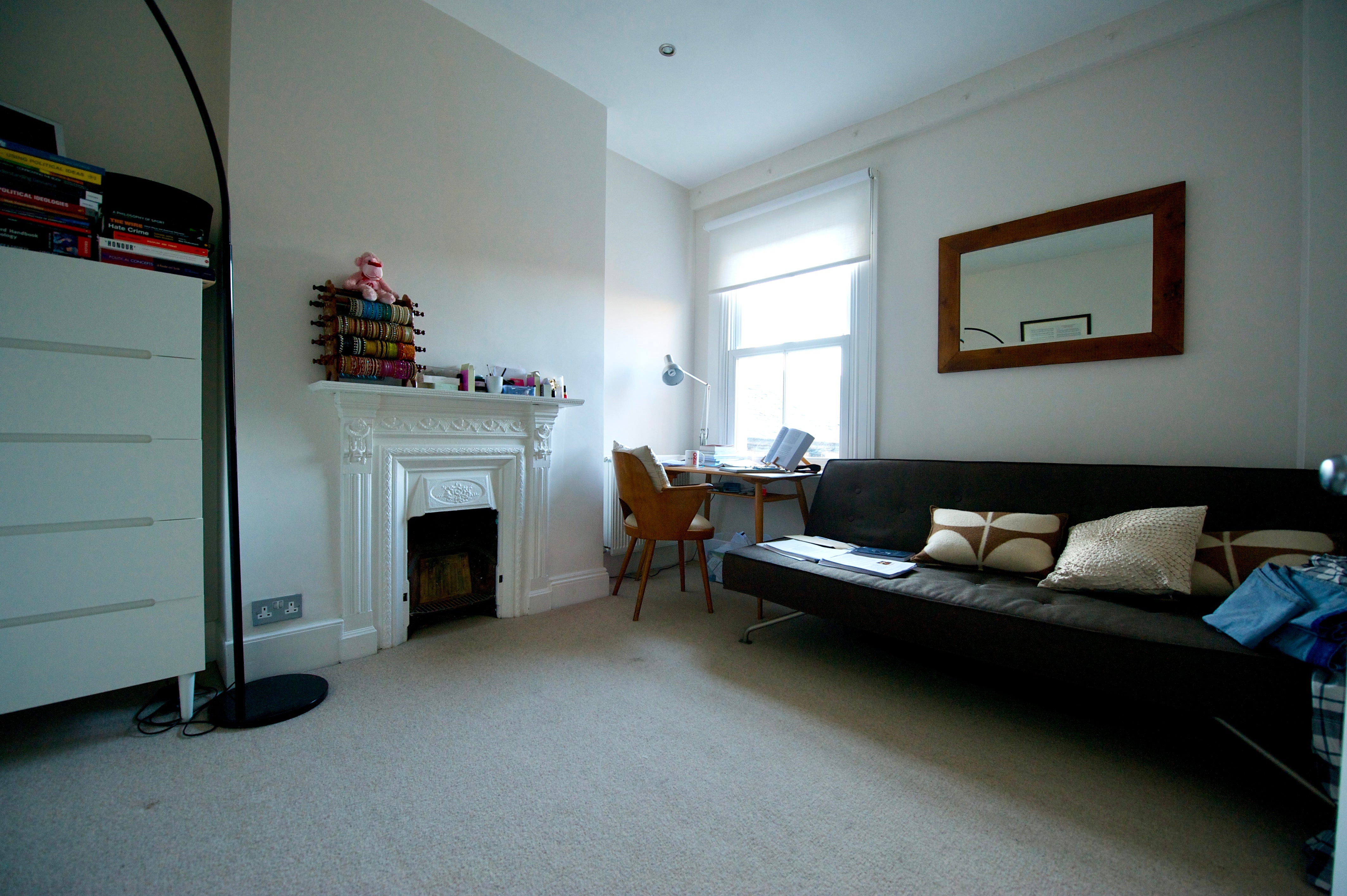 Flat Heyford Avenue in Greater London