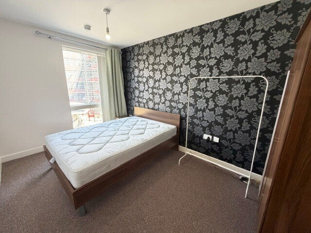 Flat Edgbaston Crescent in Birmingham
