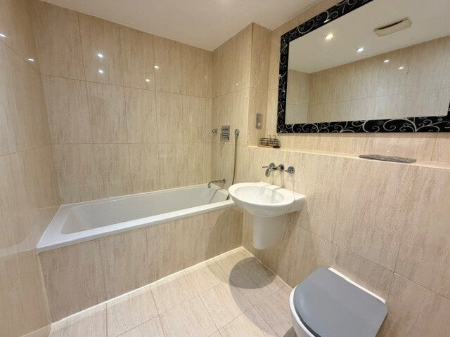 Flat Edgbaston Crescent in Birmingham