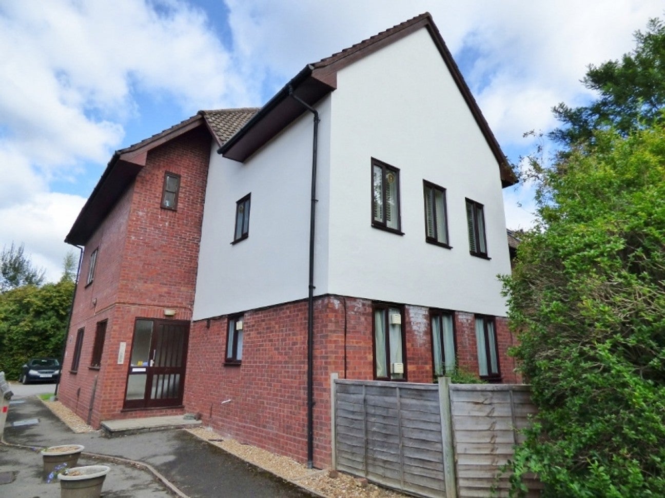 Flat Kingston Avenue in Mole Valley