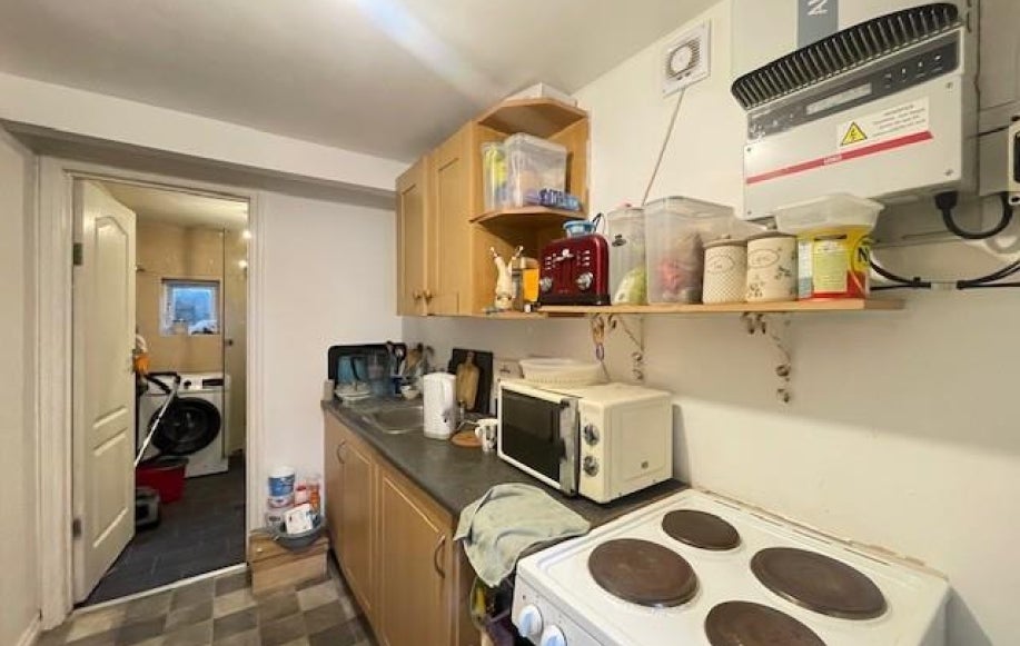 Flat Honeypot Lane in Greater London