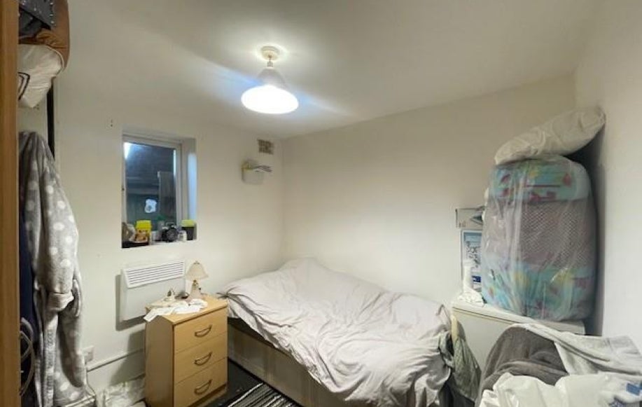 Flat Honeypot Lane in Greater London