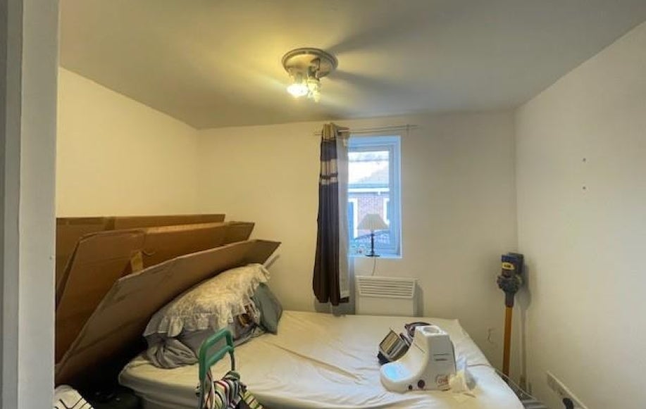 Flat Honeypot Lane in Greater London