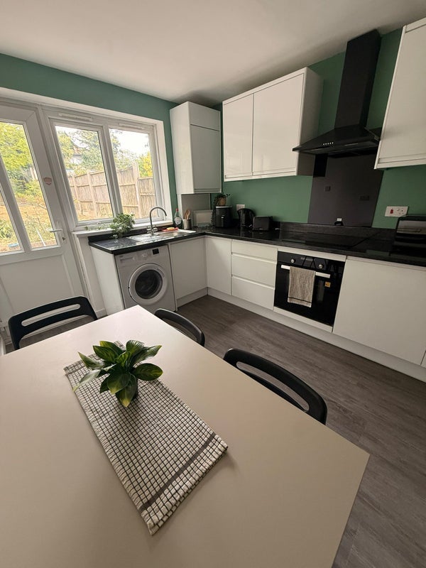 Room Sunnyside Road in Poole