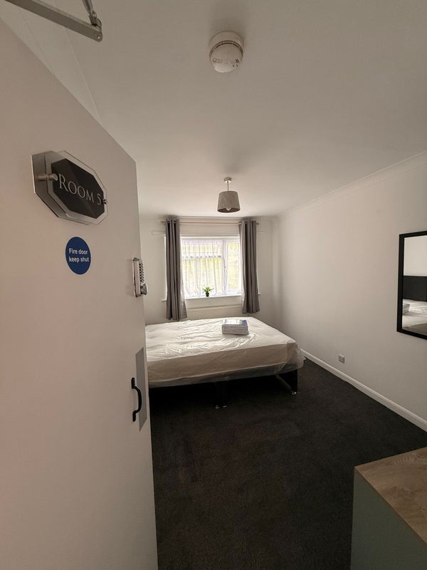 Room Sunnyside Road in Poole