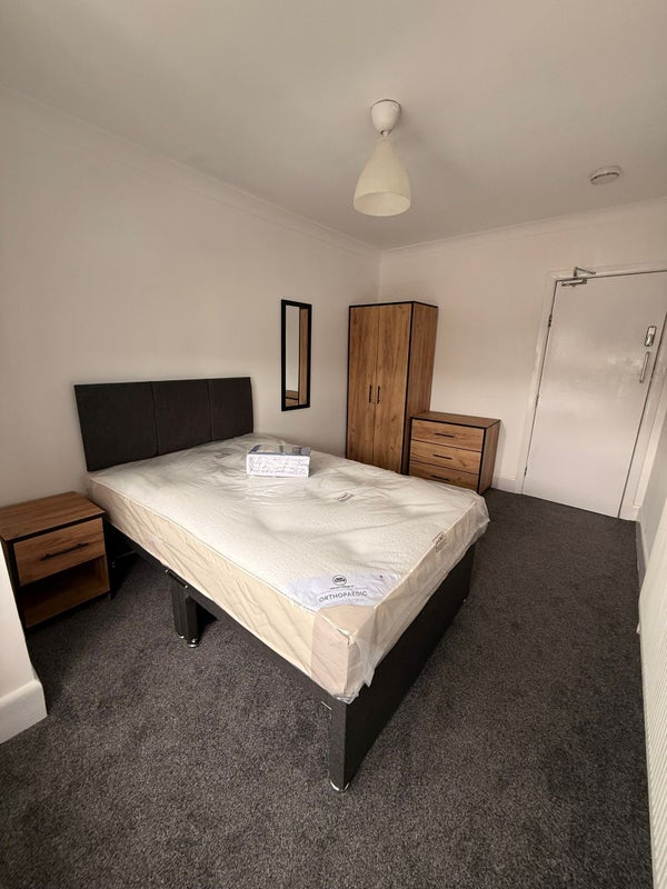 Room Sunnyside Road in Poole