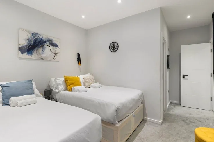 Flat Arcadia Avenue in Greater London