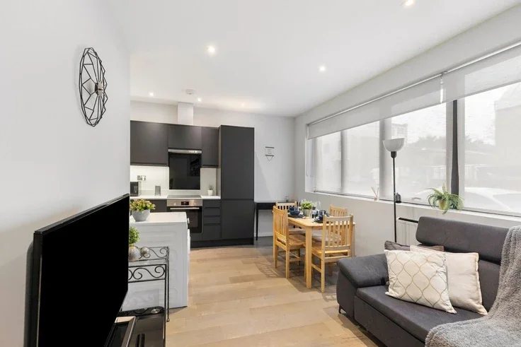 Flat Arcadia Avenue in Greater London
